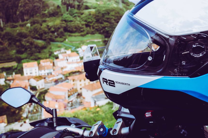 Casque de moto blanc et bleu