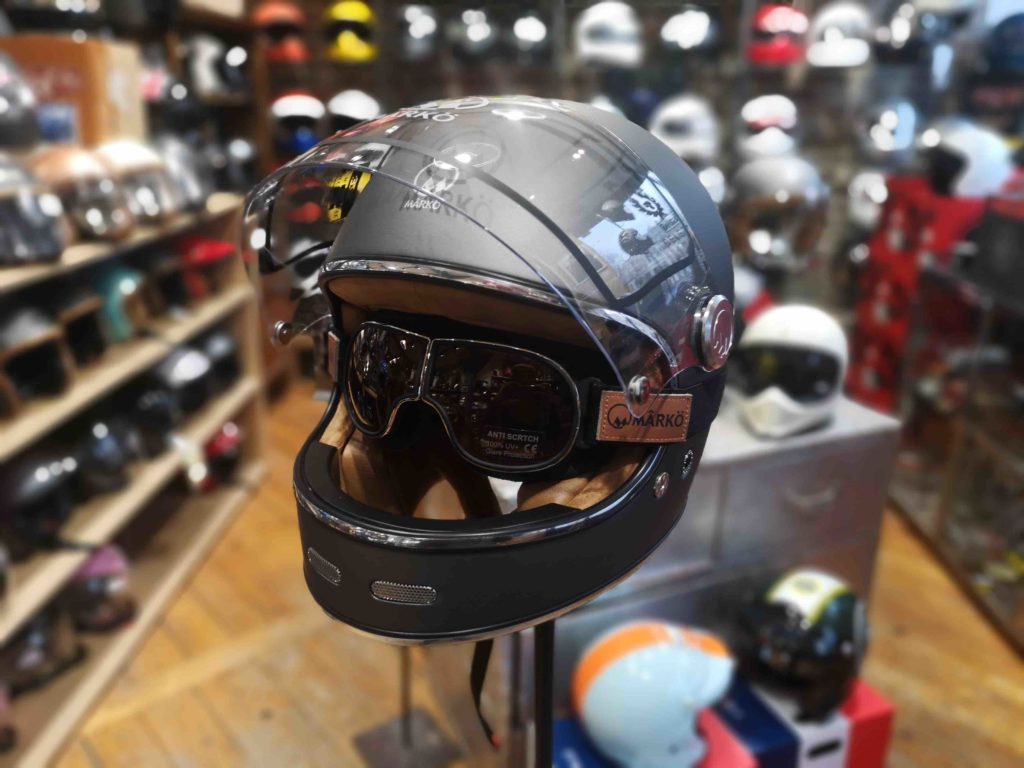 casque de moto en magasin