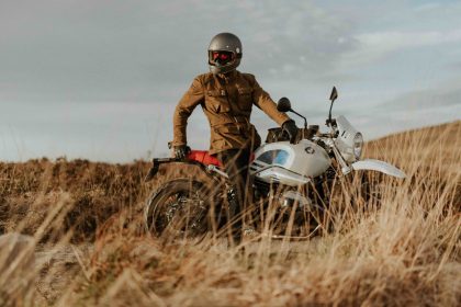 un motard en campagne